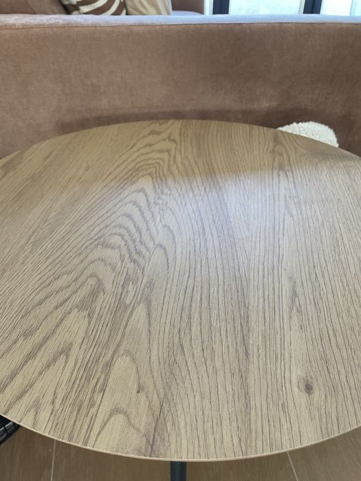 Mesa de apoio redonda.