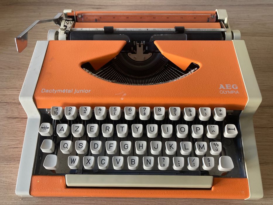 Máquina de escrever  ***  AEG Olympia
