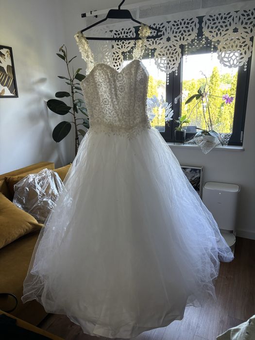 Suknia slubna S swarovski