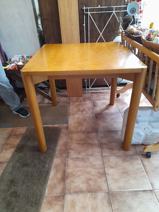 Mesa em Madeira maciça quadrada de jantar , café ou de apoio