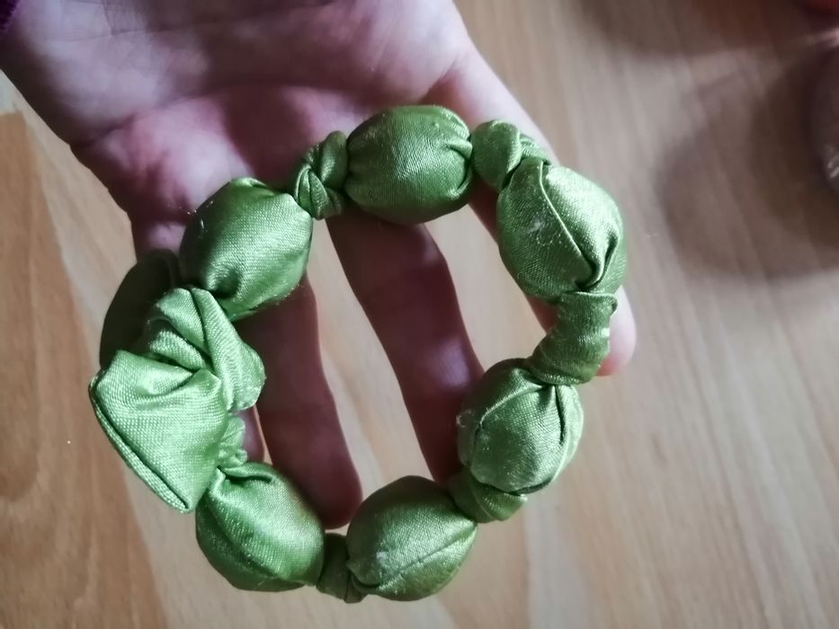 Zielona satynowa wiązana bransoletka