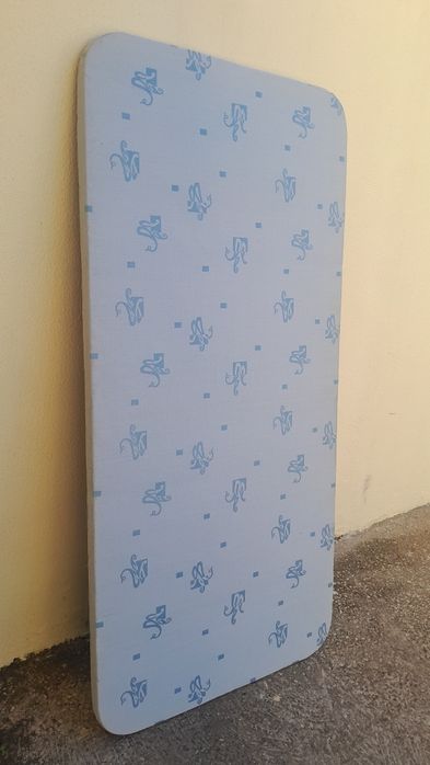 Um Estrado de casal 1.88x1.38mts e um solteiro