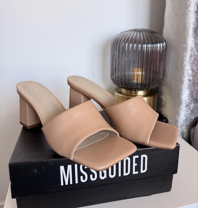 Klapki na słupku beżowe karmelowe nowe Missguided 39