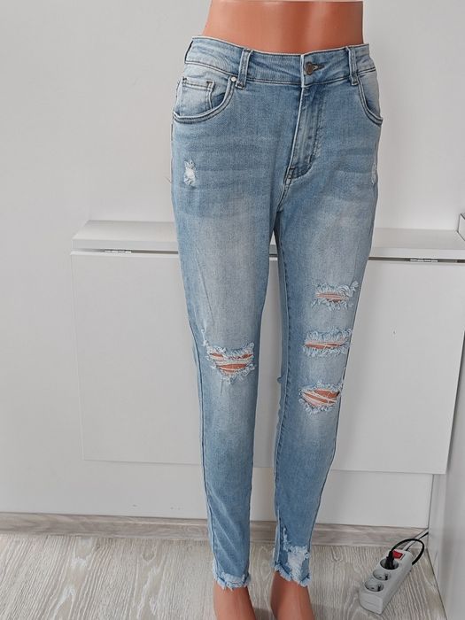 Jeansy rurki z dziurami - XL