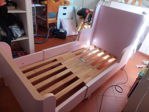 Cama extensível de cor rosa