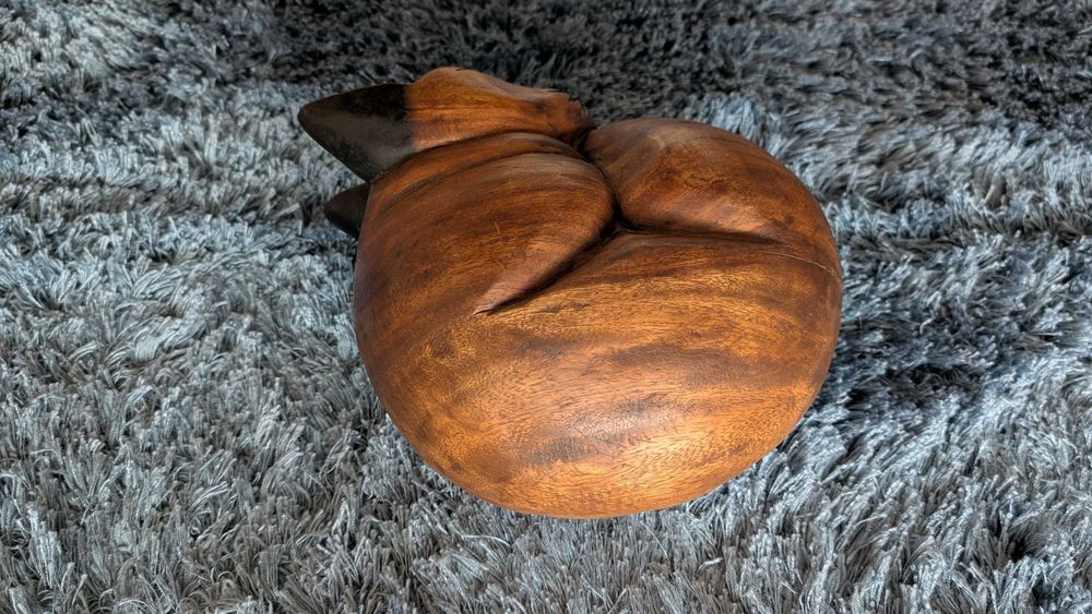 Gato de madeira a dormir