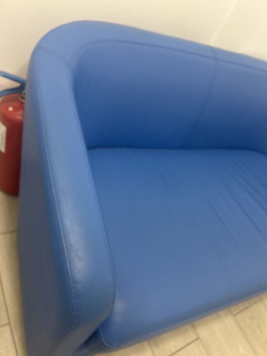 Sofa azul 2 lugares em pele