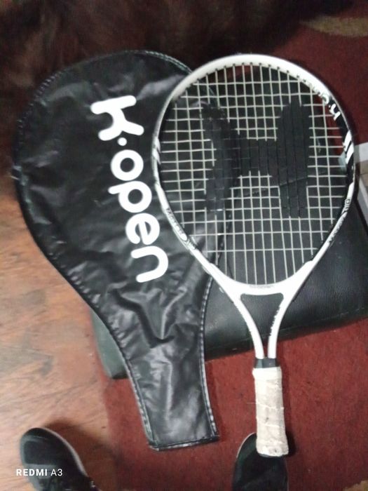 Raquete de tênis em excelente estado