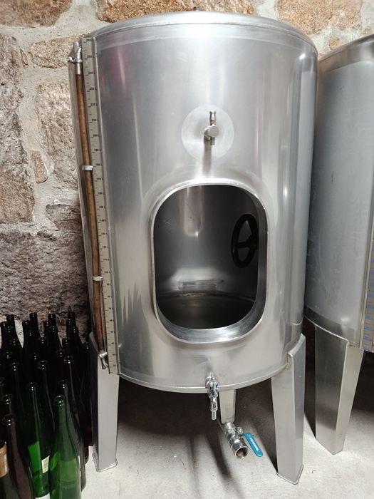 2 Vasilhas de Vinho de 260l Inox