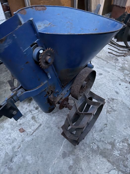 Картоплесаджалка для мотоблока