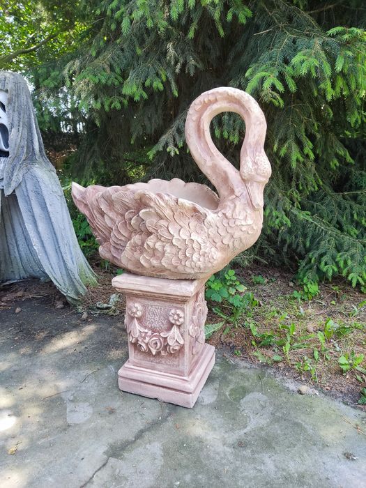 Wazon donica na kolumnie łabędź na kwiaty