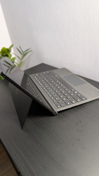 Microsoft Surface 12.3" 3k i7-1065g7 16 ram 512 ssd iris Xe 7.92