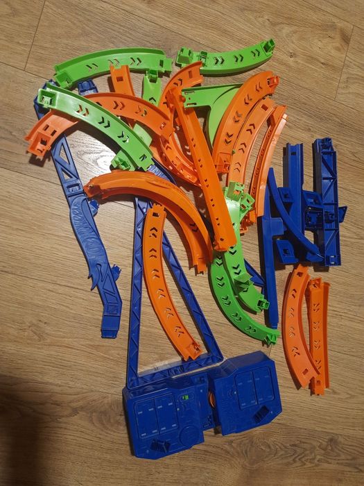 Hot Wheels Tornado - tor wyscigowy na baterie