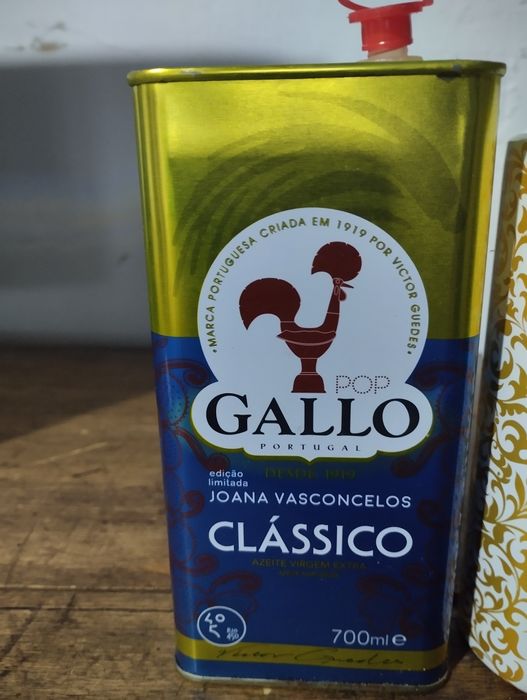 Conjunto de latas de azeite