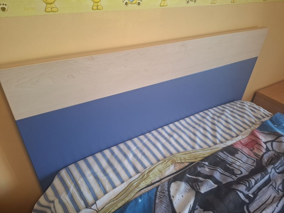 Quarto juvenil com cama secretária mesas cabeceira