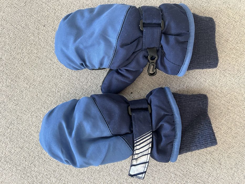 Calças, botas e luvas para a neve