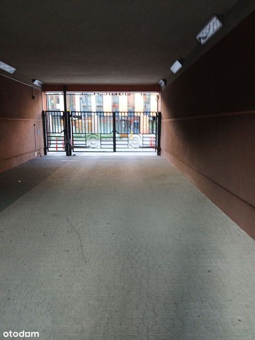 Miejsce postojowe na przeciwko galerii krakowskiej i dworca głównego – pohled 2