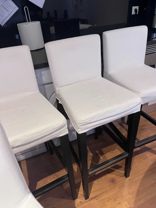Conjunto Mesa Alta + 4 Cadeiras IKEA + 8 Capas Brancas – Cascais