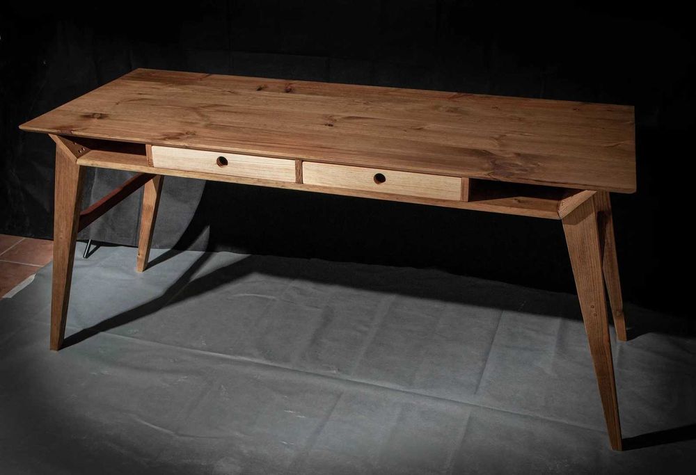 Secretária nórdica em madeira com duas gavetas. Madeira maciza.