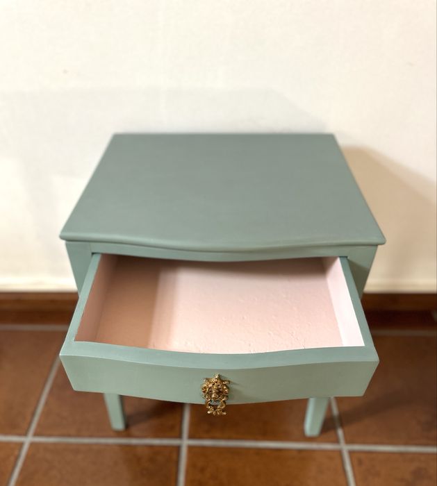 Mesa de apoio em madeira com gaveta
