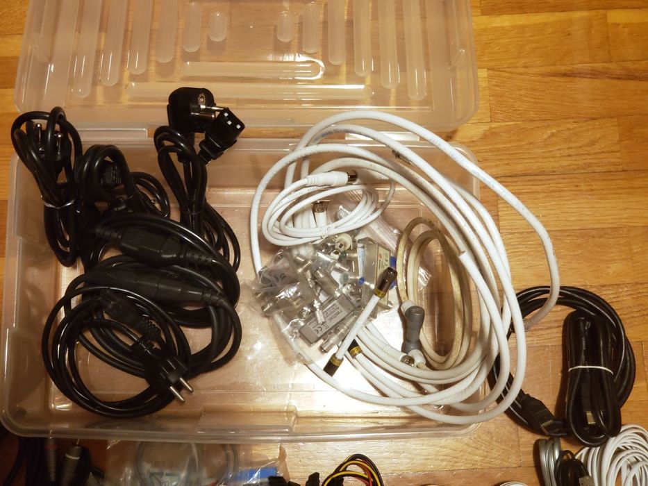Cabos diversos (alimentação, PC, TV, Áudio, USB, Ethernet, Tlf, etc.)