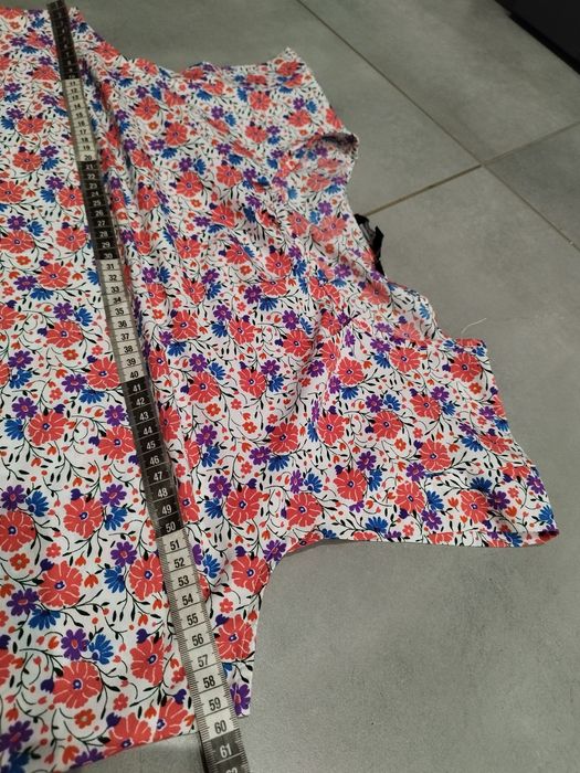 R.46 zwiewna bluzeczka bez rękawów w kwiatuszki plus size
