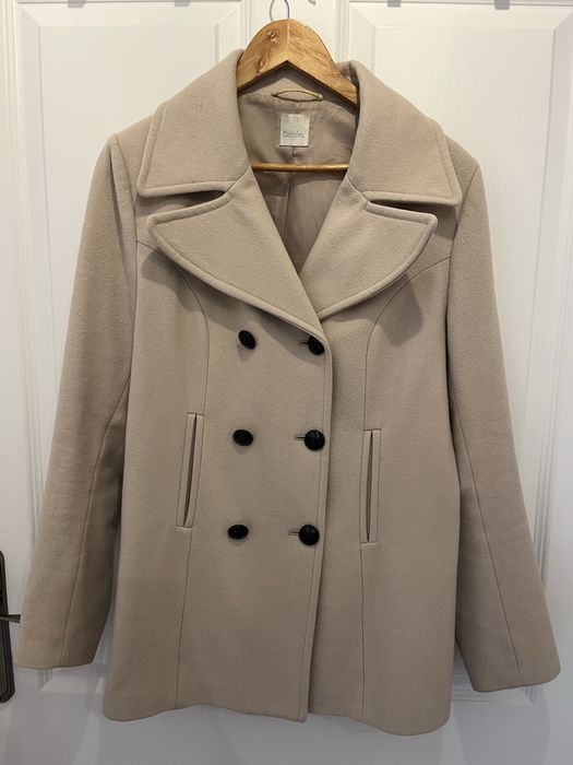 Beżowy, krótki plasz damski.