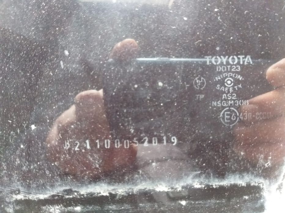 Продам скло бокове ліве переднє (водійське) Toyota RAV4