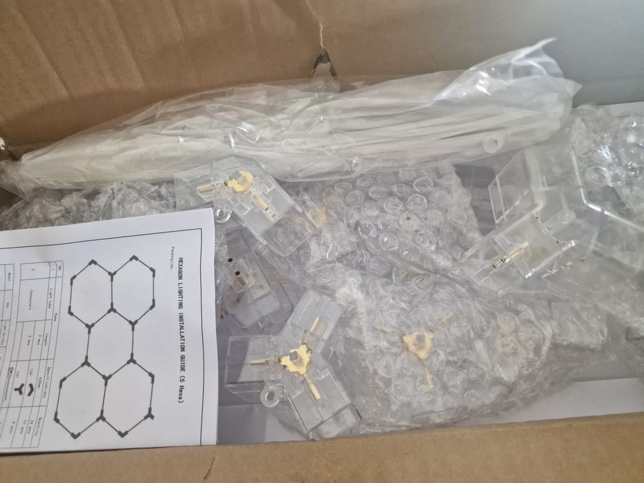 Kit de Iluminação LED Hexagonal, comumente usado em garagens ou oficinas.