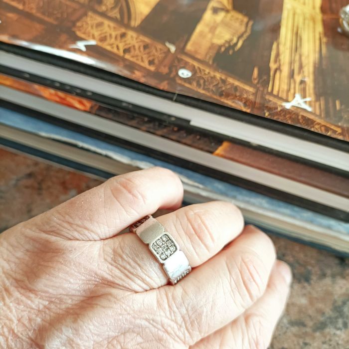 Anel em prata com contraste.
