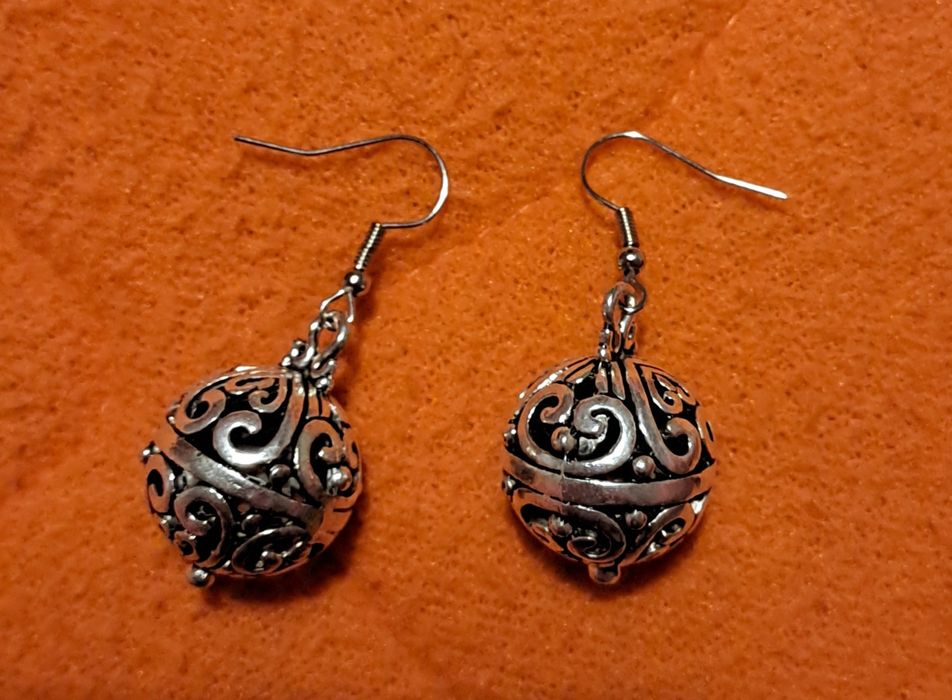 Brincos Esfera  – Elegância e Charme em Cada Detalhe