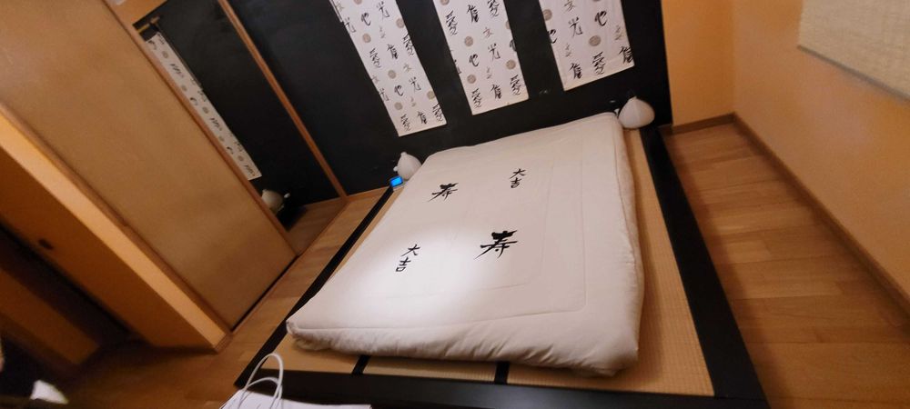 Cama com base em tatami e madeira Wenge