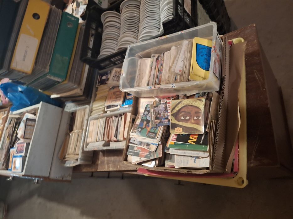 Colecção de chávenas,  caixas fosforos, isqueiros, copos, pins, moedas