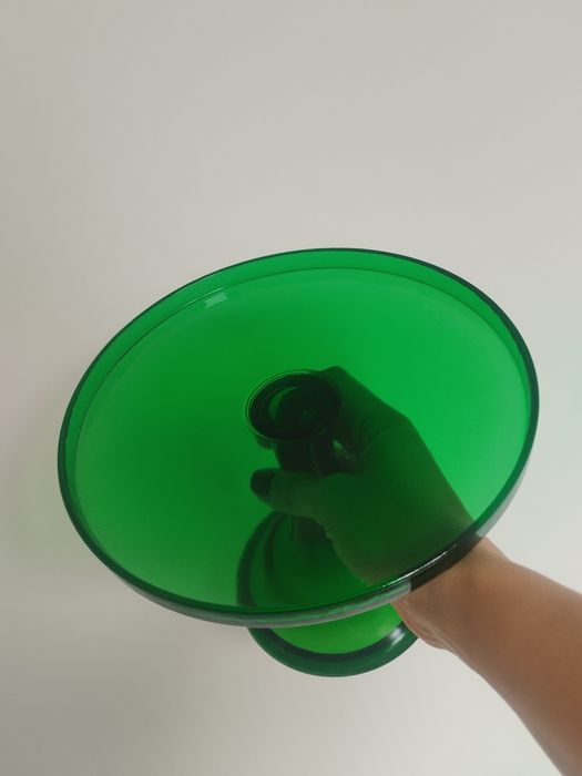 Boleira em vidro verde escuro, com pé.