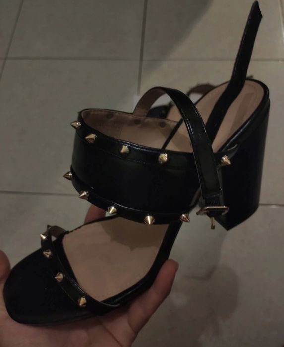 Sandálias pretas Guess