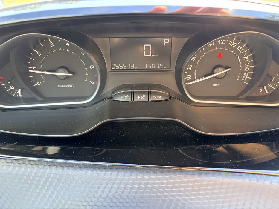 Peugeot 2008 Automat 1,2 Benzyna 110KM Allure Kpl. Opon zimowych_Niski przebieg!