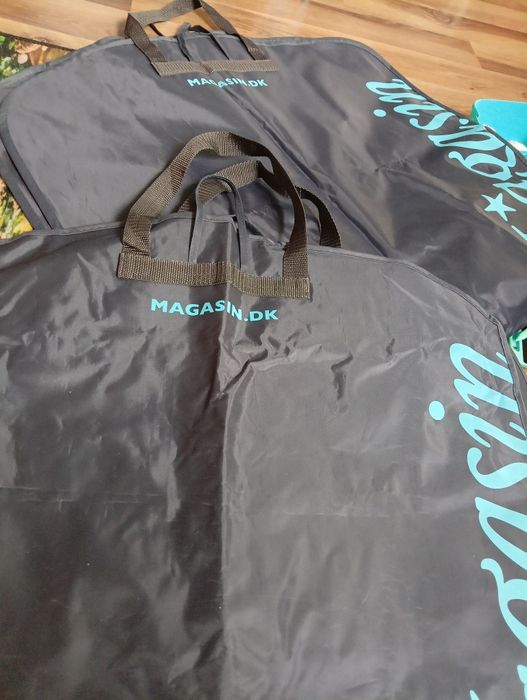 Dwa pokrowce na ubrania