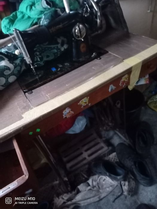 Продам швейну машинку