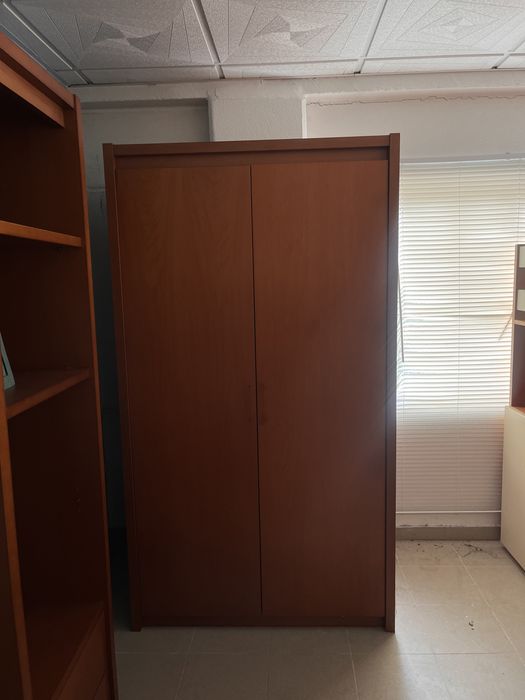 Armario madeira escura