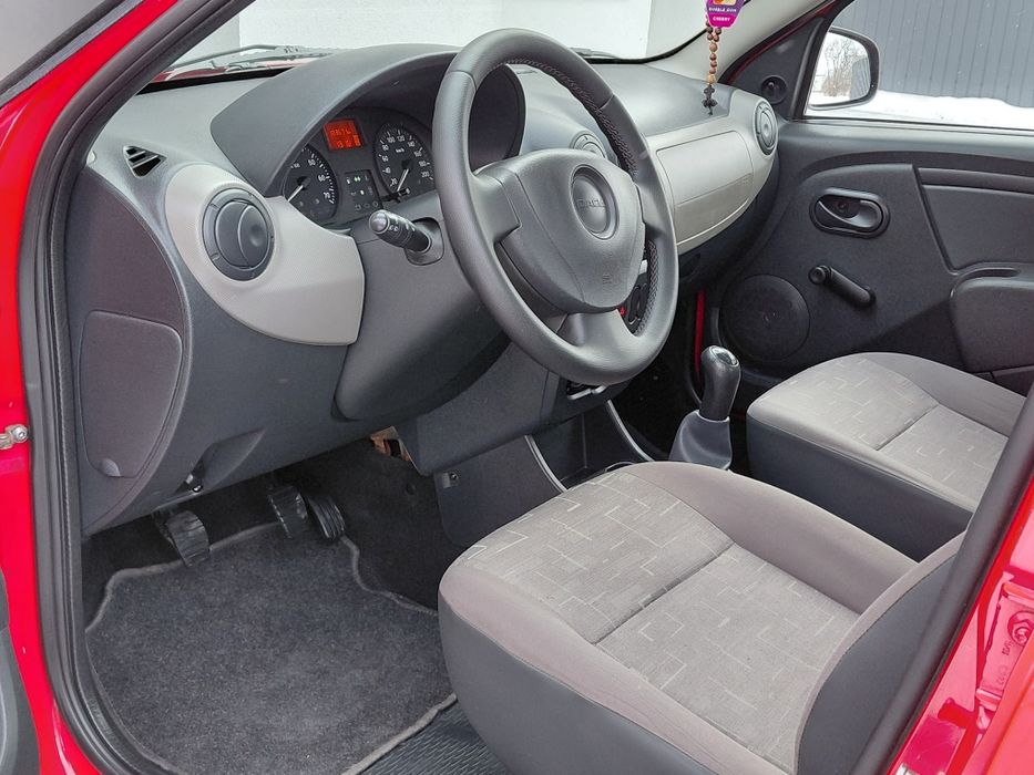 Продаєця Dacia Sandero 1.4 бензин 2009 рік