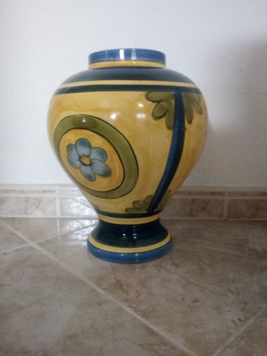 Pote em cerâmica pintado à mão