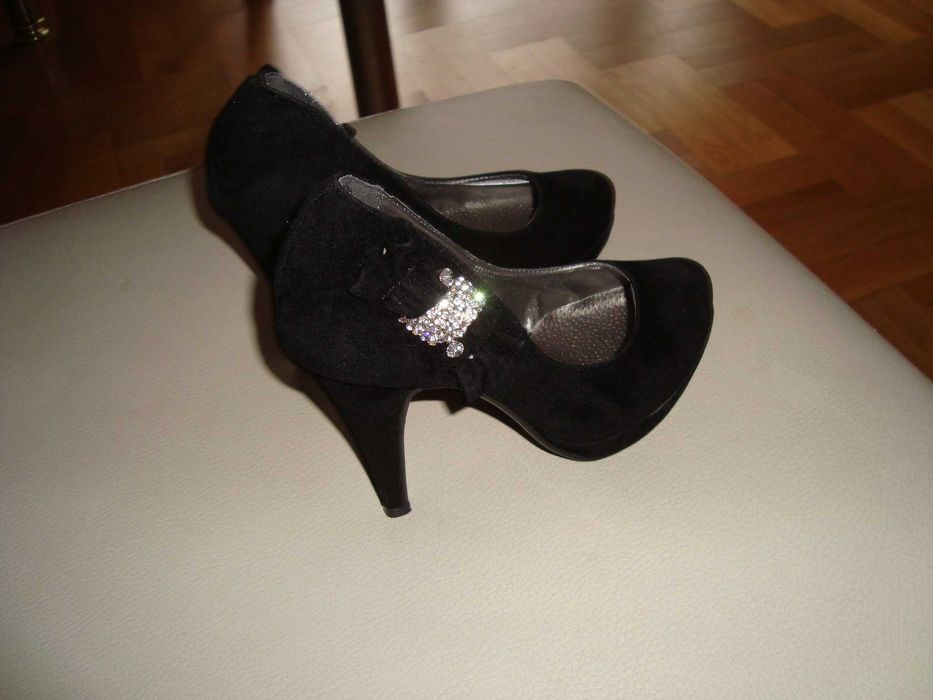 Pantofle czarne  eleganckie zamszowe rozm  36 nowe Okazja
