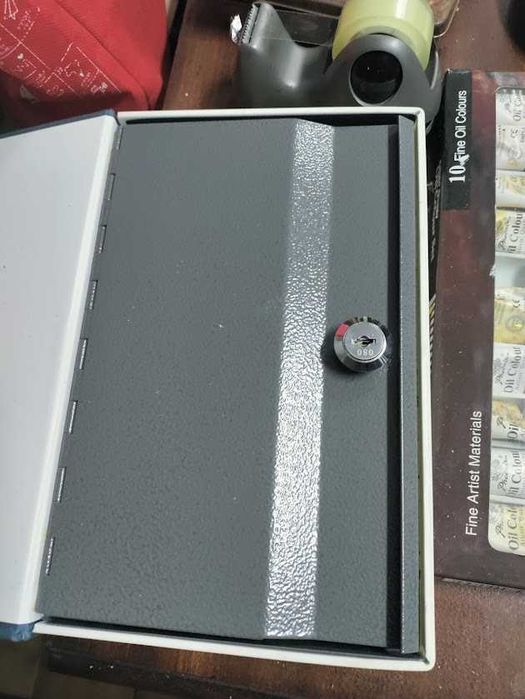 Cofre disfarçado com o formato de um livro