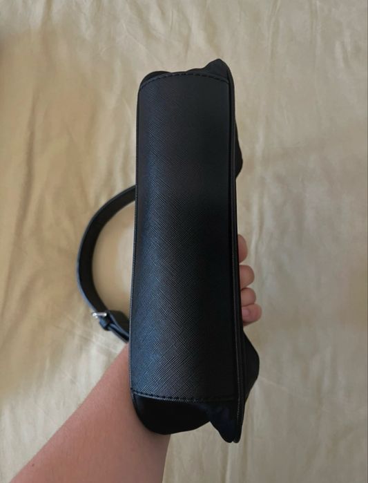 Mala de ombro preta da Guess