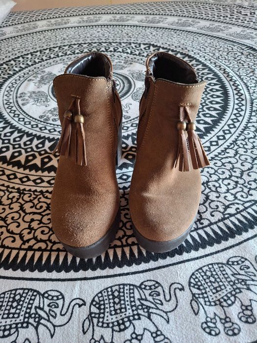 Botas castanhas de tacão alto