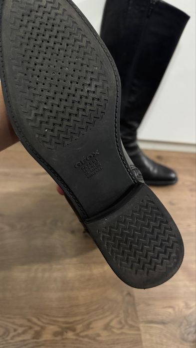 Чорні високі шкіряні чоботи Geox