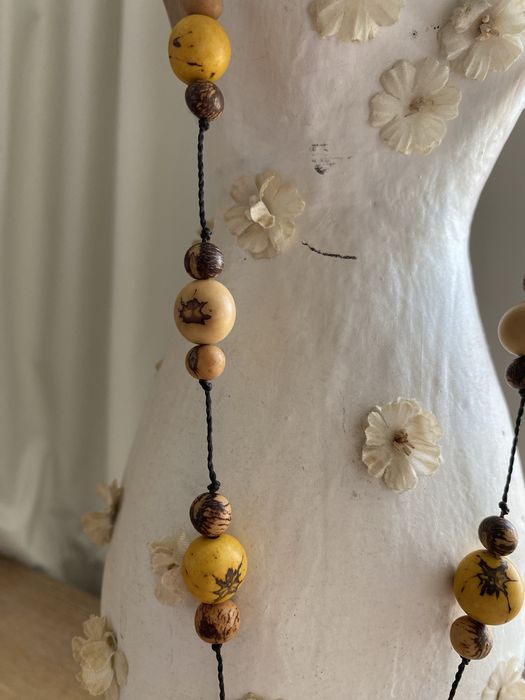 Colar de carocos e sementes