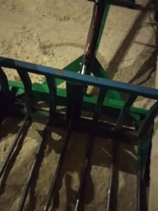 Навантажувач на задню навіску