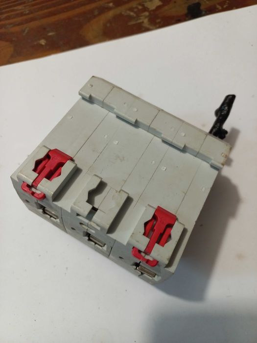 Модульный автоматический выключатель E.NEXT e.mcb.pro.60.3.K100 3p100А