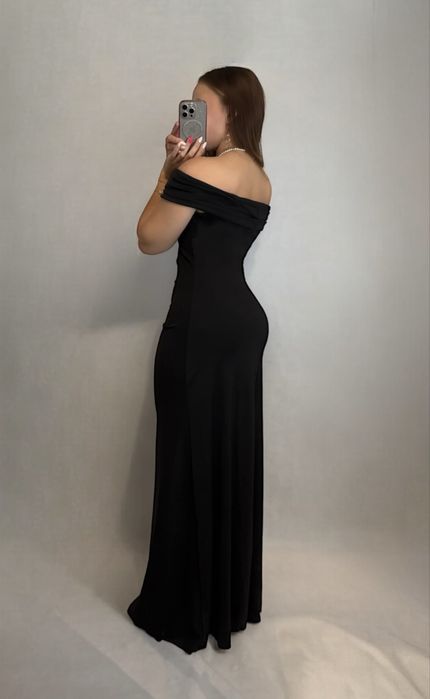Piękna czarna dopasowana maxi długa sukienka na studniówkę sylwestra w